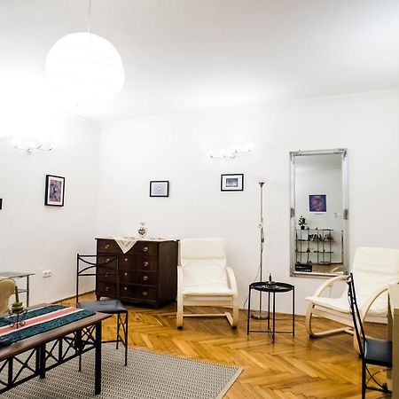 Apartment At The Deak Ferenc Ter Budapest Luaran gambar