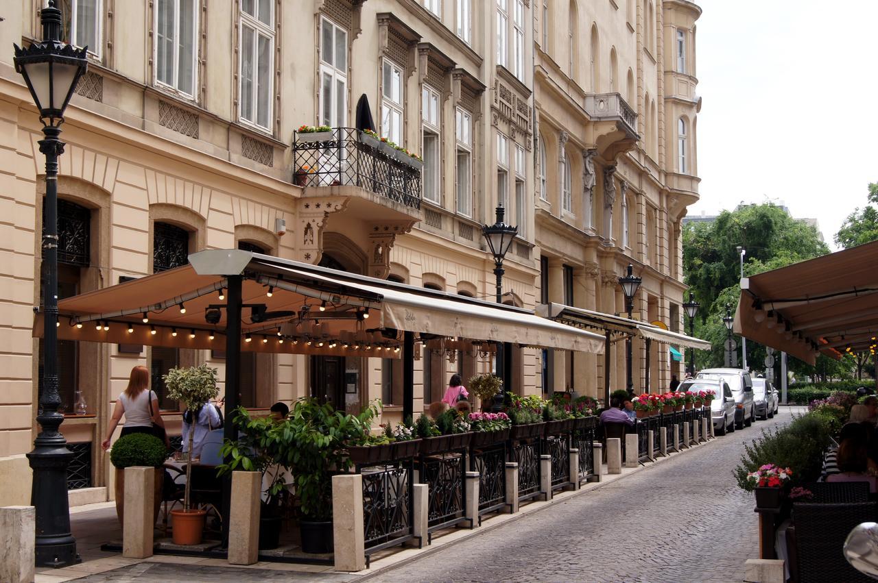 Apartment At The Deak Ferenc Ter Budapest Luaran gambar